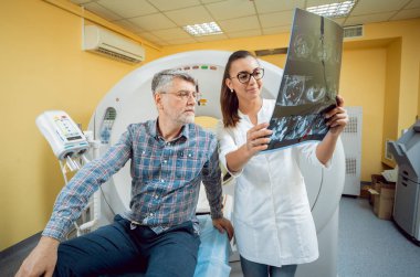 X-ışını arayan bir erkek hasta ile radyolog. Arka plan