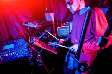 Genç adam elektrikli davul ses kayıt stüdyosu oynamaya. Modern arka plan