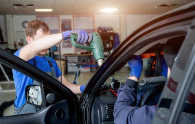 Ön cam otomatik servis istasyonu garajda araba yerine otomobil özel işçi