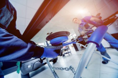 Ön cam otomatik servis istasyonu garajda araba yerine otomobil özel işçi