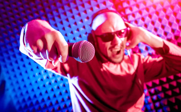 Cantante Canta Con Microfono Nello Studio Registrazione Sfondo Moderno — Foto Stock