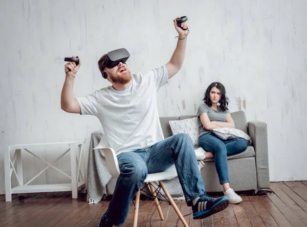 Joven Con Novia Jugando Con Gafas Realidad Virtual Tecnologías — Foto de Stock