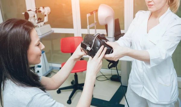 Szemészet Orvos Ellenőrzése Lány Látás Segítségével Virtuális Valóság Szemüveg — Stock Fotó