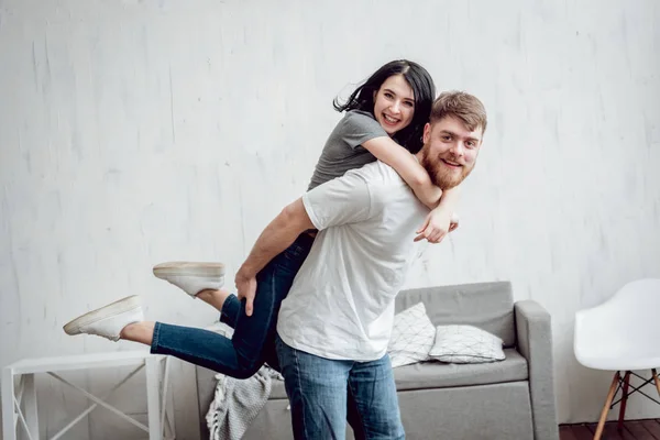 Pareja Feliz Divirtiéndose Riendo Casa —  Fotos de Stock