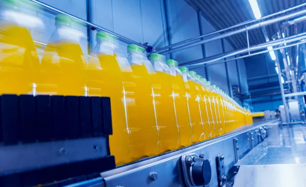 İçecek fabrika iç. Konveyör şişe suyu veya su ile. Modern aletleri