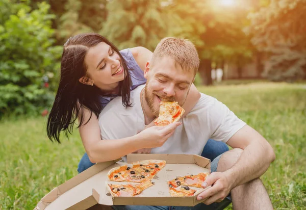 Pareja Joven Comiendo Pizza Parque Tratan Ríen —  Fotos de Stock
