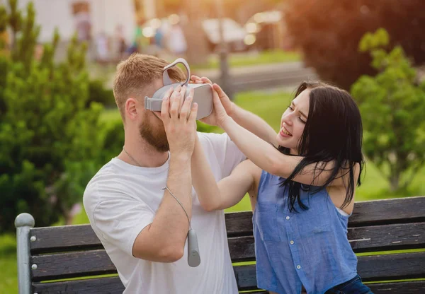 Unga Kaukasiska Par Spelar Ett Spel Med Virtual Reality Glasögon — Stockfoto