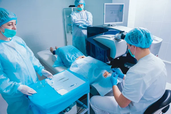 Paciente Equipo Cirujanos Quirófano Durante Cirugía Oftálmica — Foto de Stock