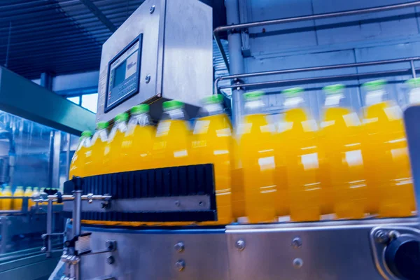 Drank Fabriek Interieur Transportband Met Flessen Voor Sap Water Moderne — Stockfoto