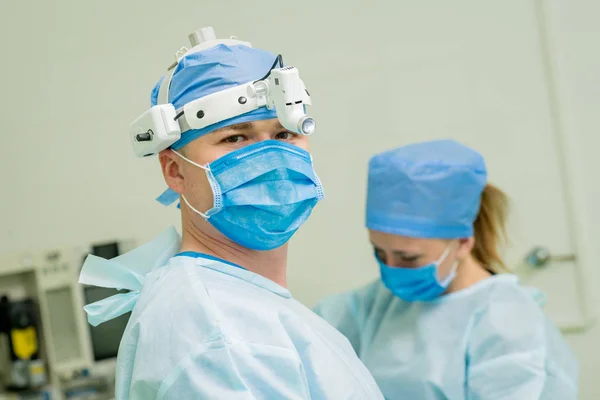 Vrolijke Oude Chirurg Bestudeert Werking — Stockfoto