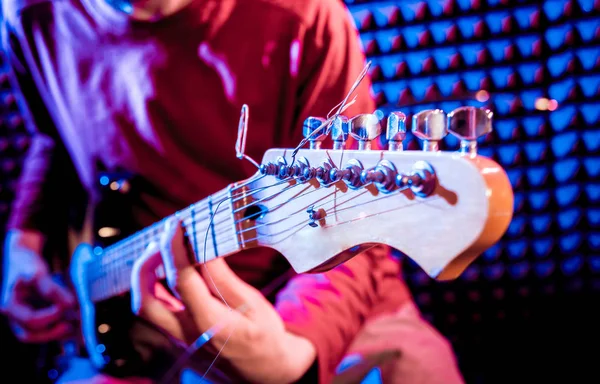 Jonge Man Spelen Gitaar Correcte Opnamestudio Moderne Achtergrond — Stockfoto