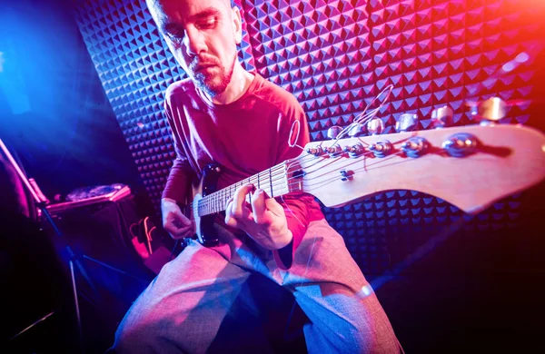Genç Adam Gitar Ses Kayıt Stüdyosu Içinde Oynamaya Modern Arka — Stok fotoğraf