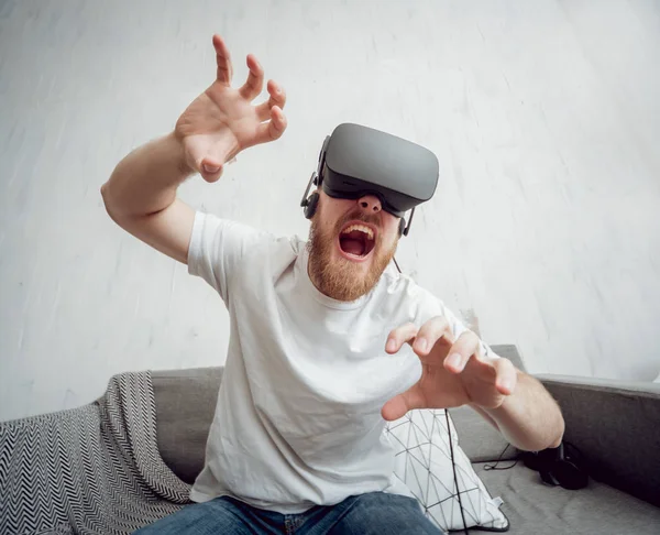 Joven Barbudo Jugando Juegos Con Gafas Realidad Virtual Casa Tecnologías — Foto de Stock