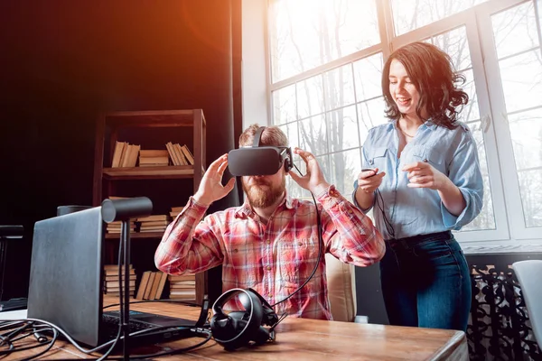 Joven Chica Juega Juego Con Gafas Realidad Virtual Sala Del — Foto de Stock