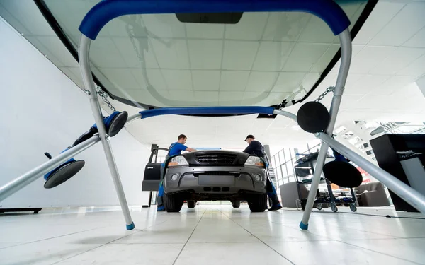 Ön cam otomatik servis istasyonu garajda araba yerine otomobil özel işçi