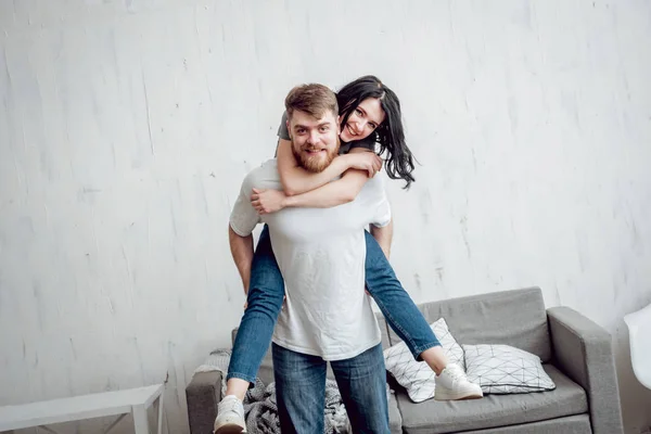 Pareja Feliz Divirtiéndose Riendo Casa —  Fotos de Stock