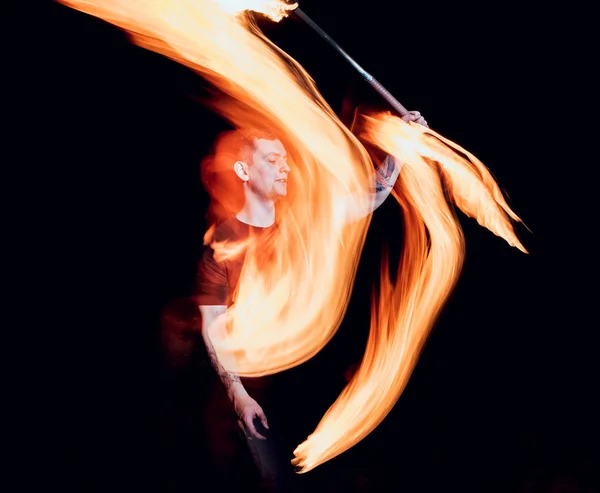 Gösteri Yangın Karanlıkta Ateş Performans Gösteren Genç Adam — Stok fotoğraf