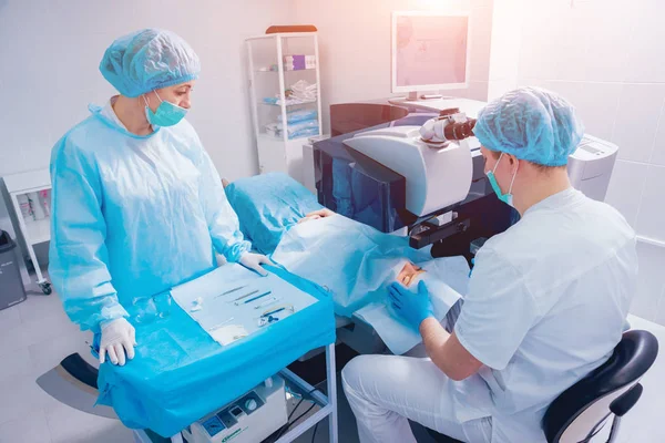 Пацієнт Команда Хірургів Операційній Кімнаті Під Час Офтальмологічної Хірургії — стокове фото