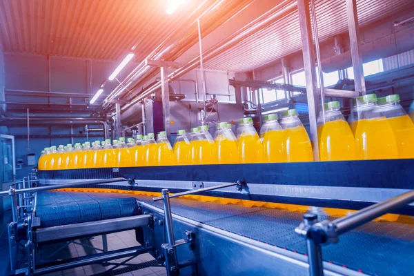 Drank Fabriek Interieur Transportband Met Flessen Voor Sap Water Moderne — Stockfoto