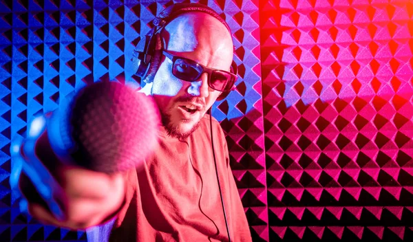 Kayıt stüdyosu olarak bir mikrofon ile şarkıcı söylüyor. Modern arka plan