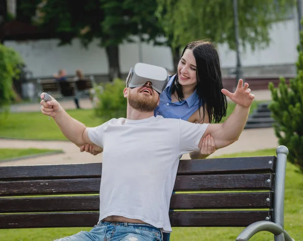 Jeune Couple Caucasien Joue Jeu Utilisant Des Lunettes Réalité Virtuelle — Photo