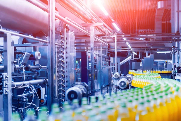 İçecek fabrika iç. Konveyör şişe suyu veya su ile. Modern aletleri