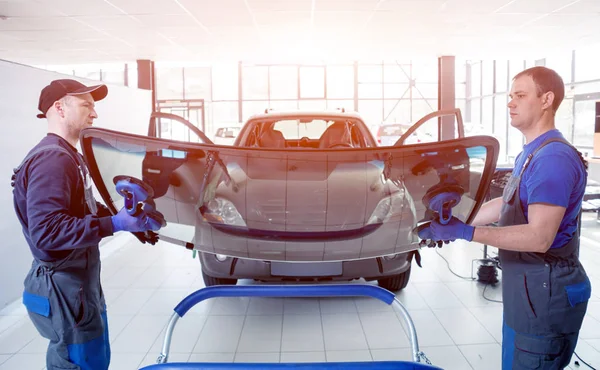 Ön cam otomatik servis istasyonu garajda araba yerine otomobil özel işçi