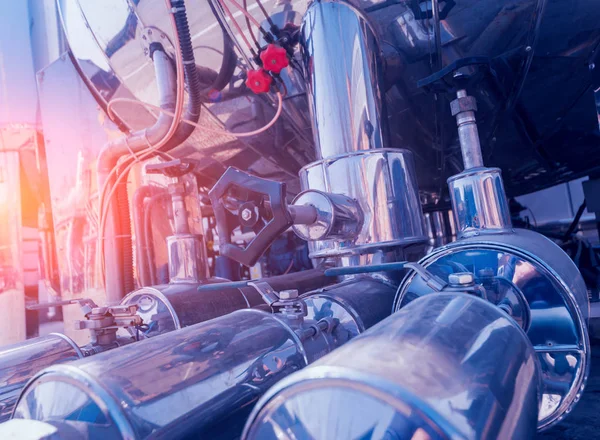 Tank ile su, karbon ve merdiven. İçecekler fabrikası için donatım. Arka plan