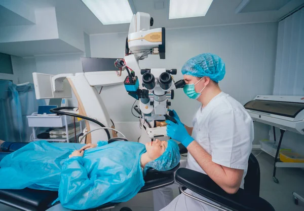 Patient Surgeon Operating Room Ophthalmic Surgery — Stock Photo, Image