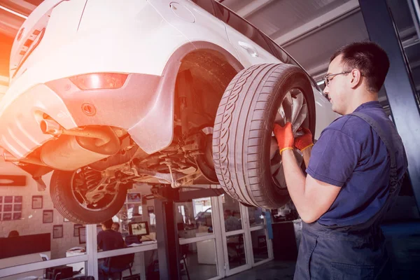 Mecánico Del Coche Que Inspecciona Rueda Detalle Suspensión Del Automóvil — Foto de Stock