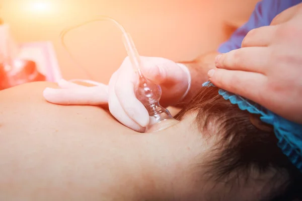 Vista Vicino Del Medico Che Massaggio Sottovuoto Donna — Foto Stock