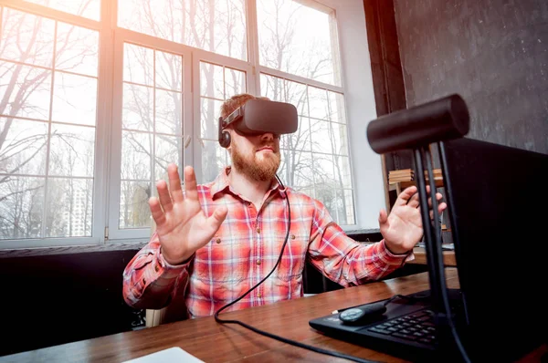 Joven Barbudo Con Gafas Realidad Virtual Oficina — Foto de Stock