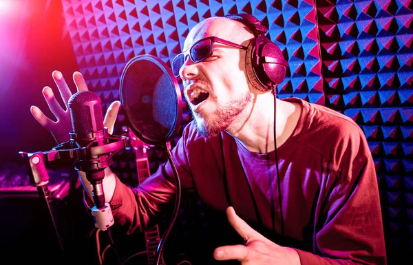 Kayıt stüdyosu olarak bir mikrofon ile şarkıcı söylüyor. Modern arka plan