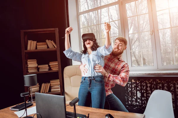 Joven Chica Juega Juego Con Gafas Realidad Virtual Sala Del —  Fotos de Stock