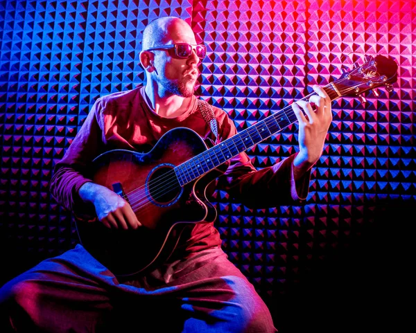 Akustik Gitar Ses Kayıt Studio Oynayan Genç Adam Modern Arka — Stok fotoğraf