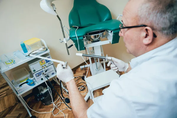 Proctologist Houden Een Anoscope Tegen Een Proctological Stoel Het Ziekenhuis — Stockfoto