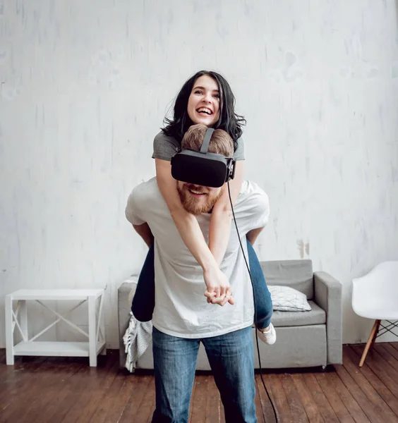 Joven Con Novia Jugando Con Gafas Realidad Virtual Tecnologías —  Fotos de Stock