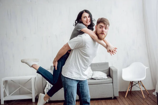 Gelukkige Paar Met Plezier Lachen Thuis — Stockfoto