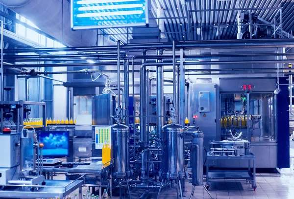 Modern bir bira iç. Varil ve borular. Fabrika iç. Sanayi arka plan