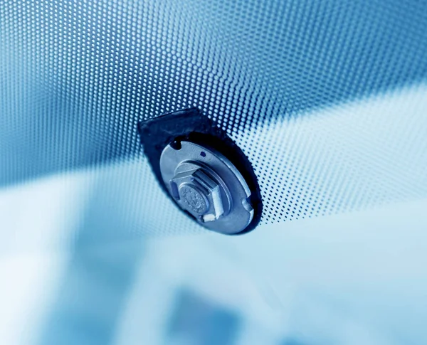  ön cam otomatik servis istasyonu garajında bir araba. Arka plan