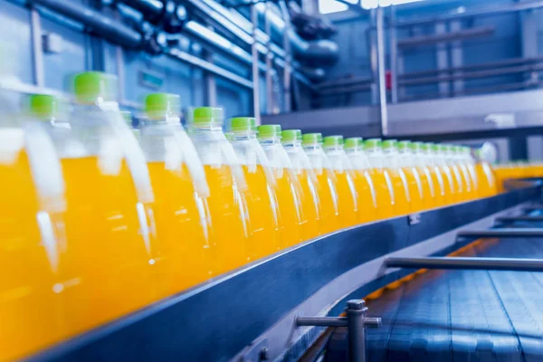 Pabrik Minuman Interior Conveyor Dengan Botol Untuk Jus Atau Air — Stok Foto