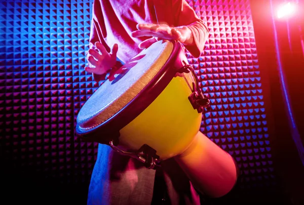 Junger Mann Spielt Auf Der Djembe Tonstudio Afrikanische Trommeln — Stockfoto