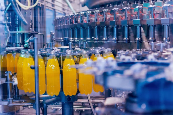 Автоматична Машина Наповнює Воду Пластиковими Пет Пляшками Виробництво Пива Промисловий — стокове фото
