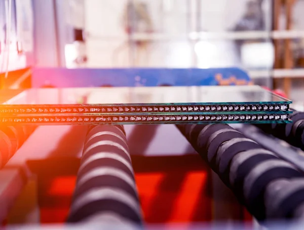 Üretim bir pencere bölmesi için konveyör bant. Endüstri/sanayii donatımı. Arka plan