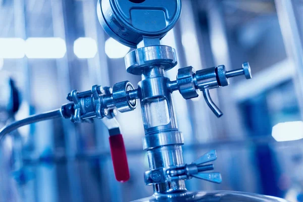 Modern bir bira iç. Varil ve borular. Fabrika iç. Sanayi arka plan