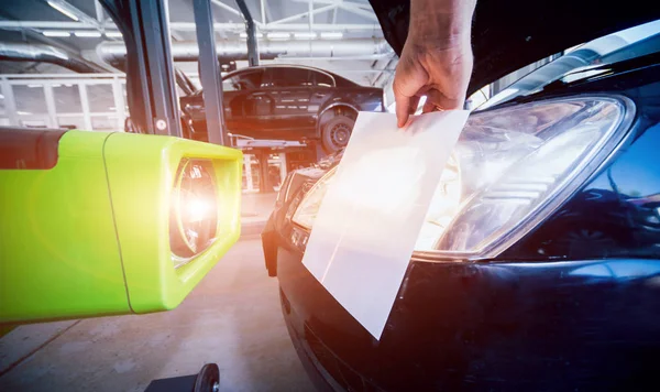 Pracownik Sprawdza Dostosowuje Reflektory Systemu Oświetlenia Samochodu Usługa Naprawy Samochodów — Zdjęcie stockowe