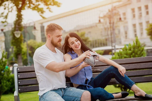 Giovane Coppia Caucasica Gioca Gioco Utilizzando Occhiali Realtà Virtuale Strada — Foto Stock