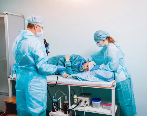 Endoscopia Hospital Doctor Sosteniendo Endoscopio Antes Gastroscopia Examen Médico — Foto de Stock