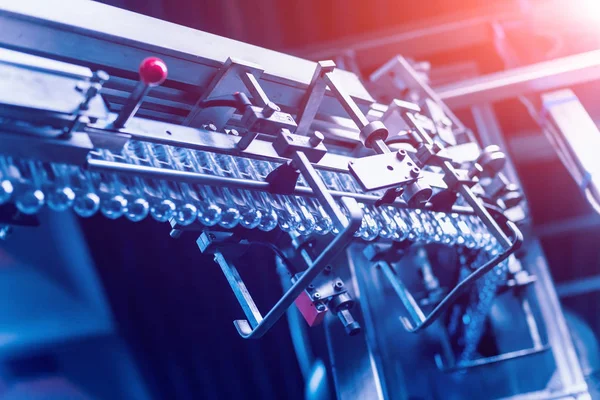 Otomatik Dolum Makinası su Plastik Pet şişe dökülen. Bira üretim. Endüstriyel arka plan.