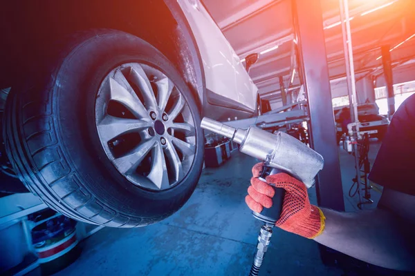 Mecánico Profesional Automóviles Que Trabaja Con Llave Neumática Servicio Reparación — Foto de Stock